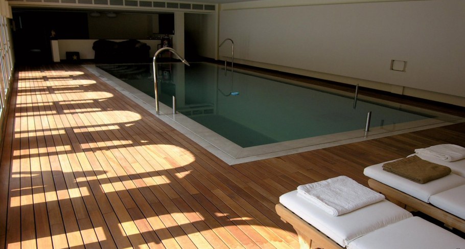 Деревянные панели в интерьере квартиры