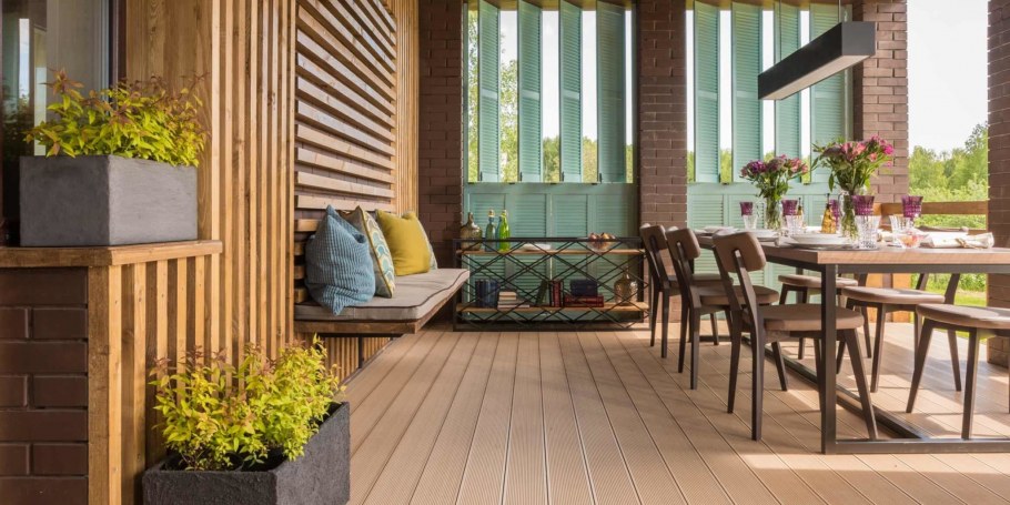 Террасная доска в современном загородном доме жёлтое черном