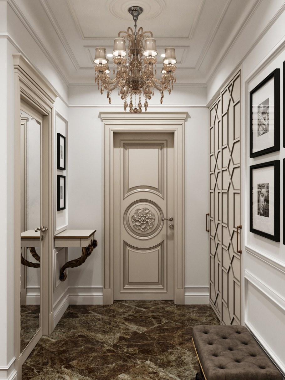 Коридор с молдингами на стенах