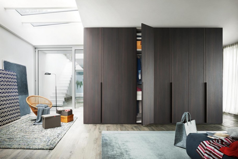 Белый встроенный шкаф в спальню