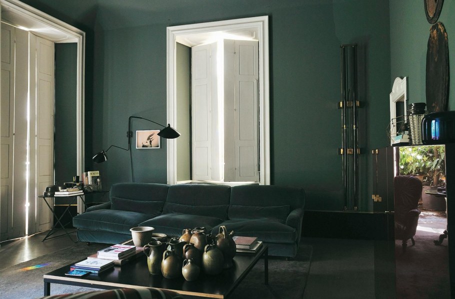 Строгая комната с холодными тонами