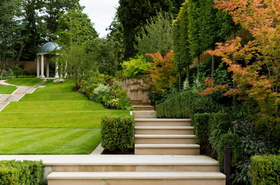 Сад в регулярном стиле с беседкой