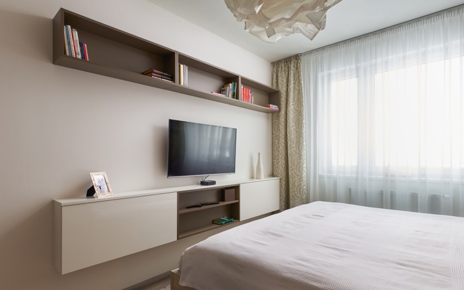 Телевизор в маленькой спальне