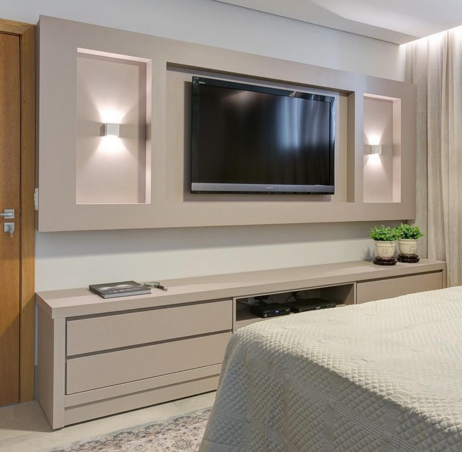 Спальная комната с телевизором