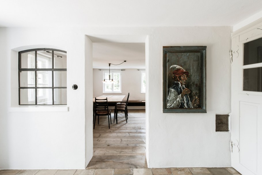 Внутреннее окно в интерьере гостиной