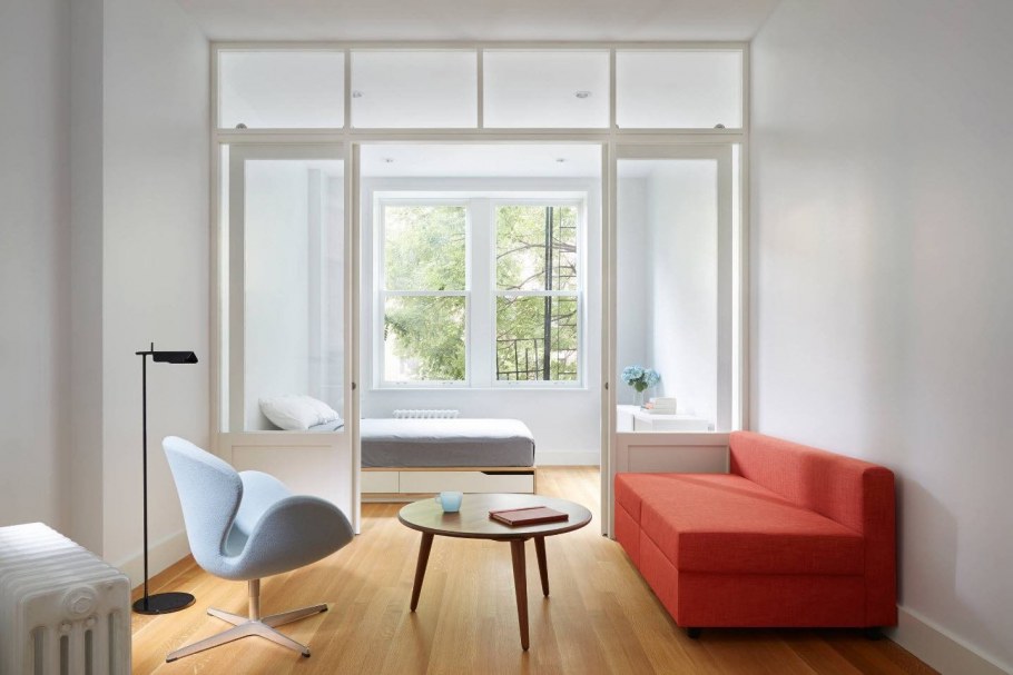 Окно в перегородке между комнатами