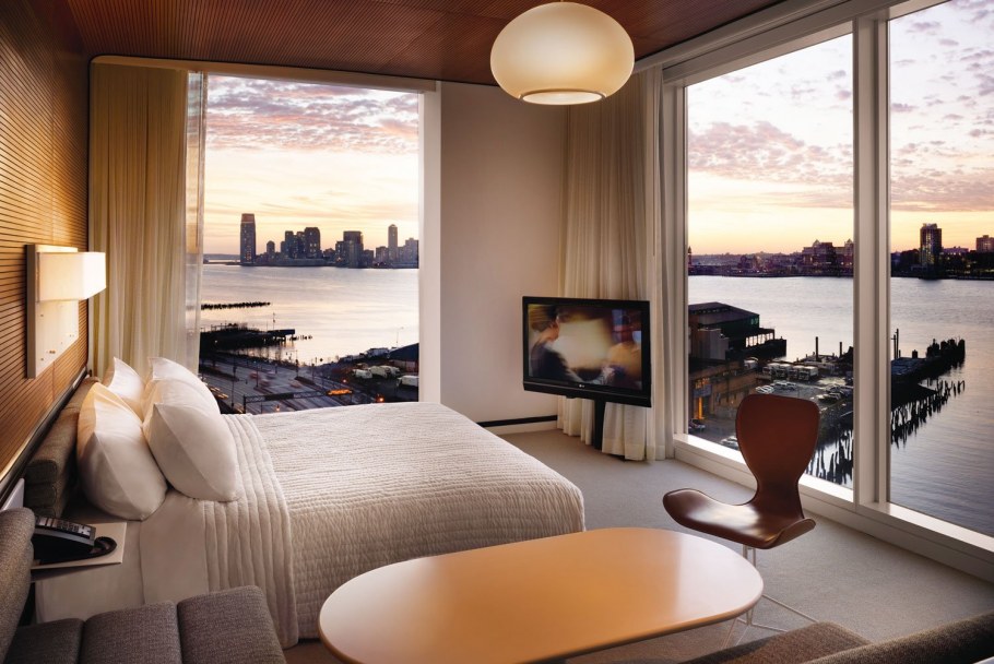 Спальня спанарамным окном