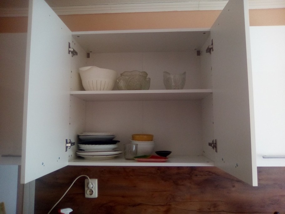 Щель между шкафчиком кухни и стеной