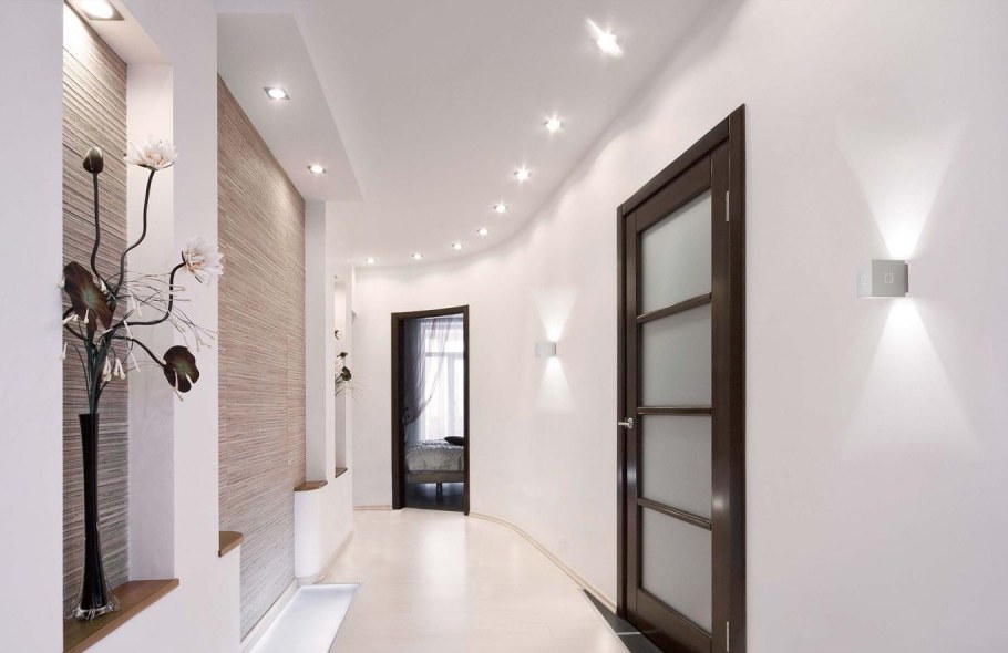 Светильники в узком коридоре