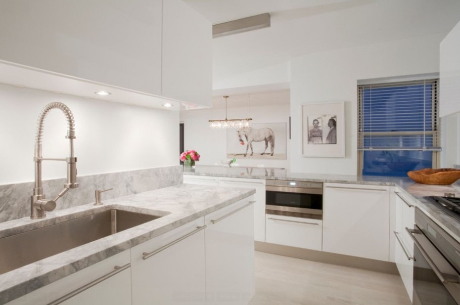 Белая кухня с натуральной столешницей