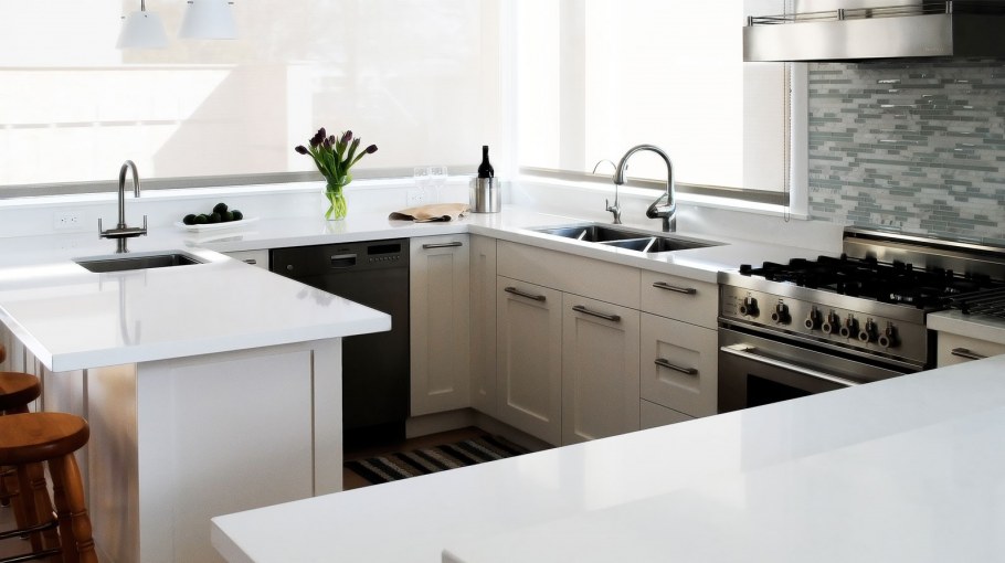 Белая кухня с серой столешницей