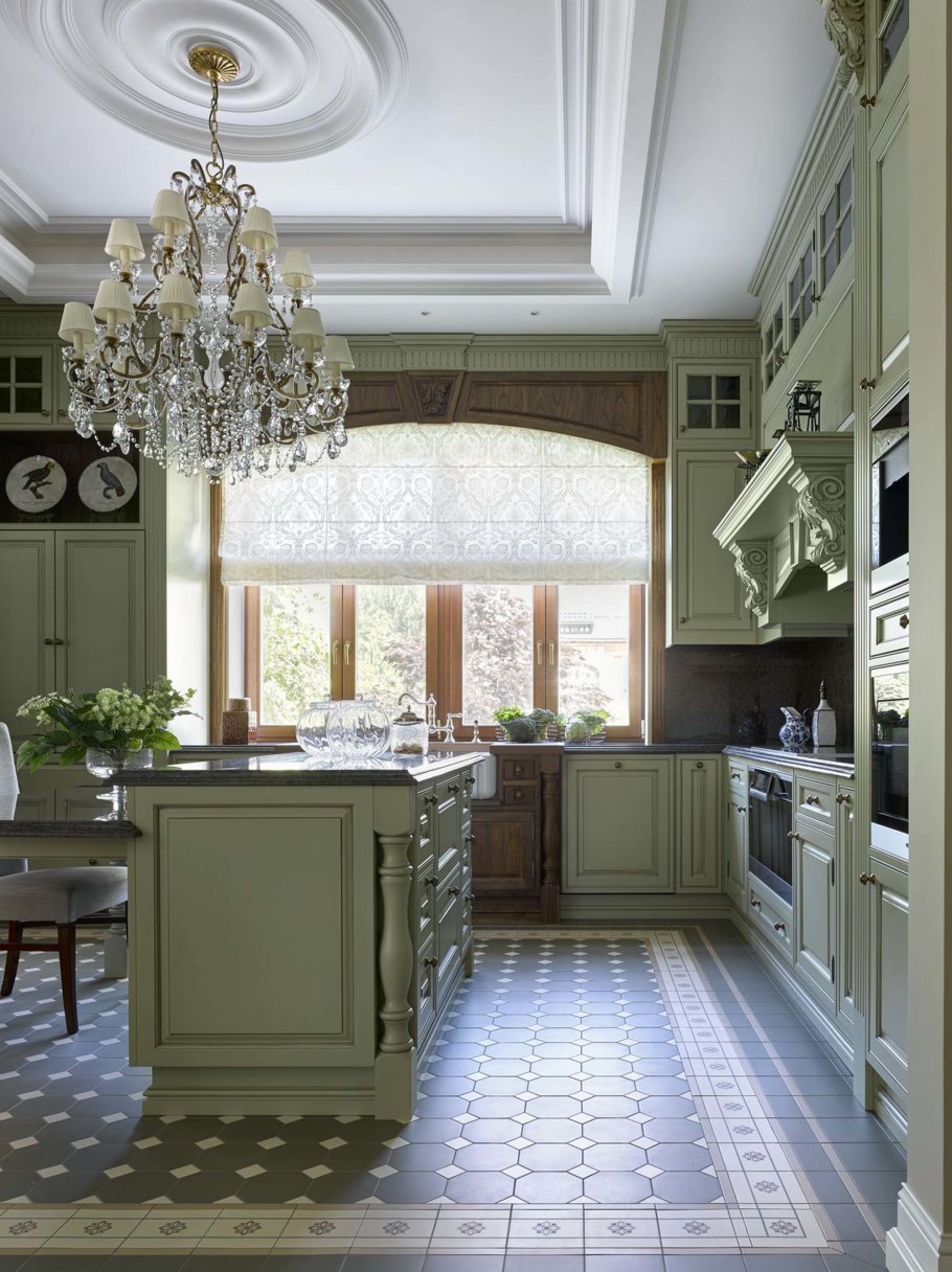 Кухня в особняке в классическом стиле