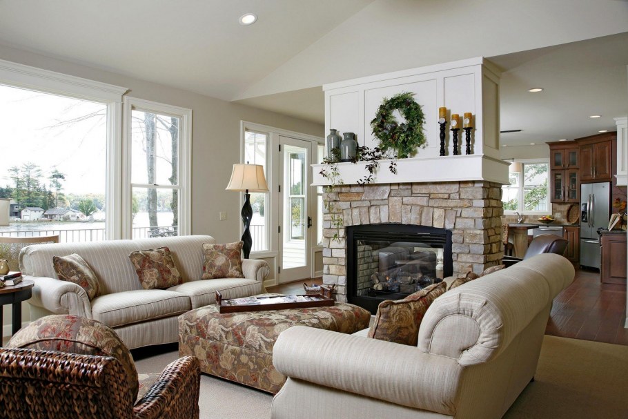 Просторная гостиная с камином