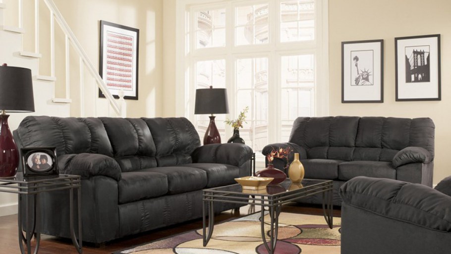 Серый кожаный диван в интерьере