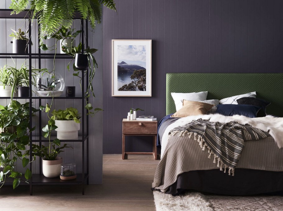 Спальня в серо зеленых тонах