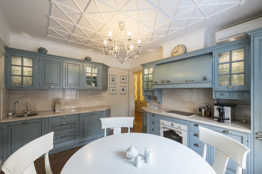 Маленькая зеленая кухня в стиле Прованс