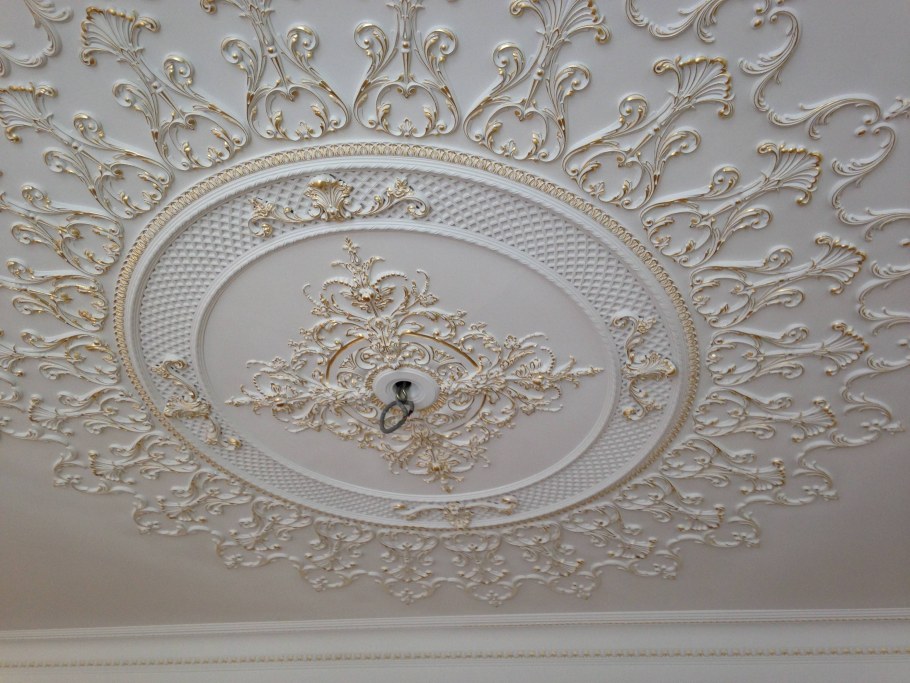 Лепнина на потолке