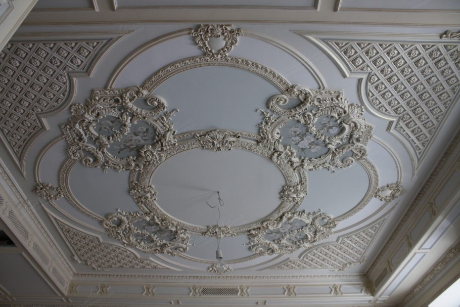 Гипсовая лепнина на потолке