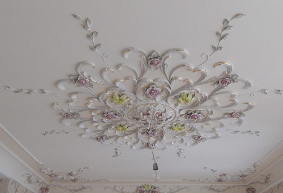 Лепнина на потолке