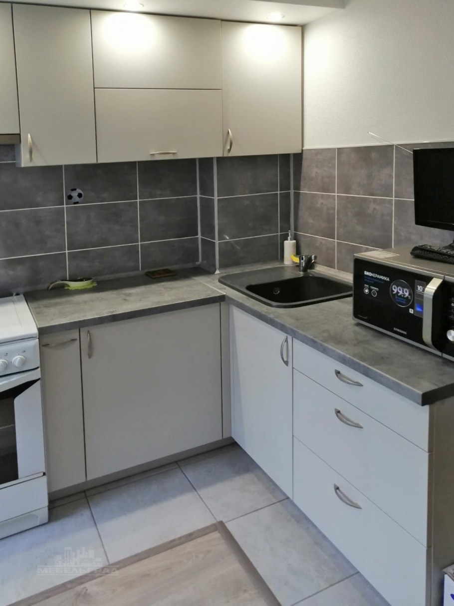 Кухня с отдельно стоящей плитой