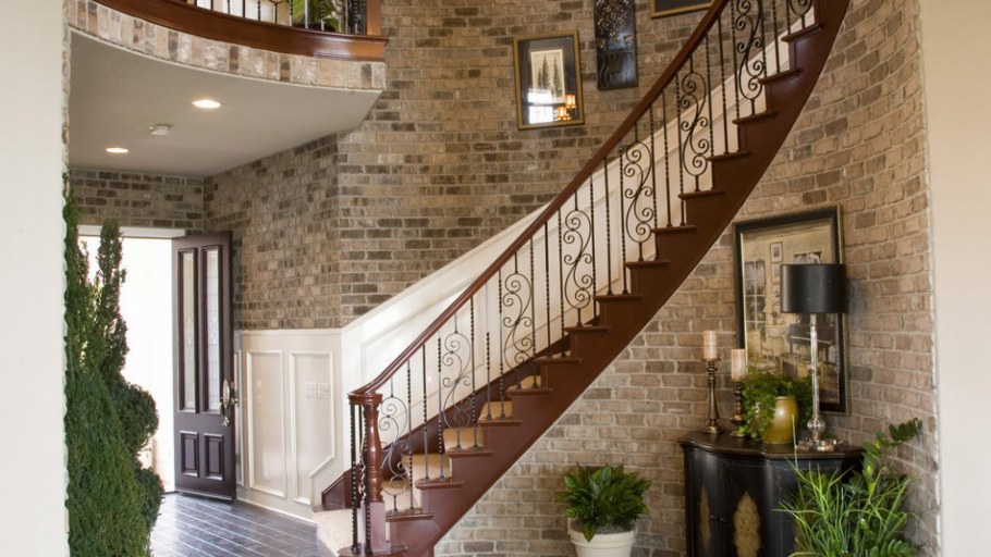 Лестница на второй этаж в частном доме из камня