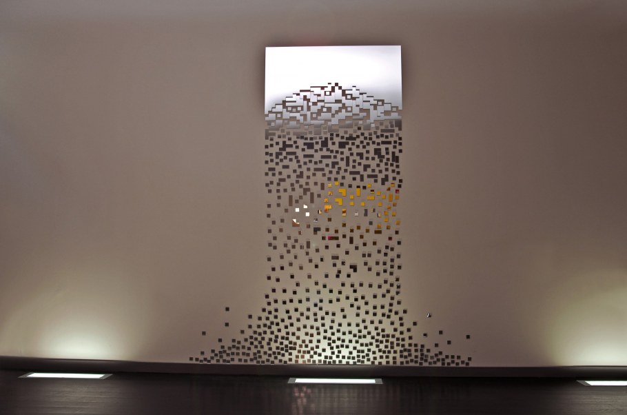 Зеркальная инсталляция на стене