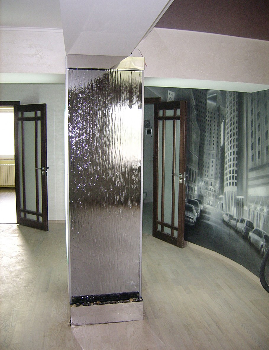 Интерьерный водопад по стеклу