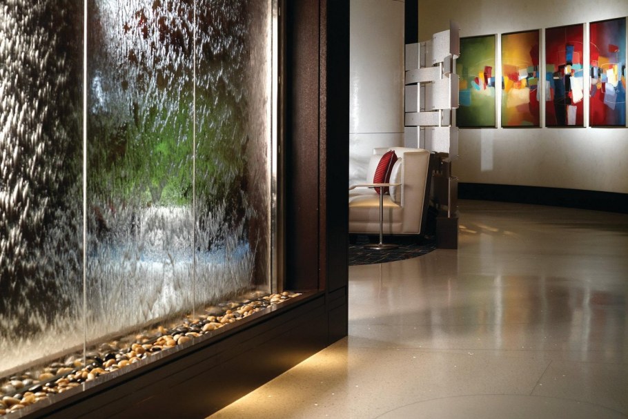 Водопад по стеклу