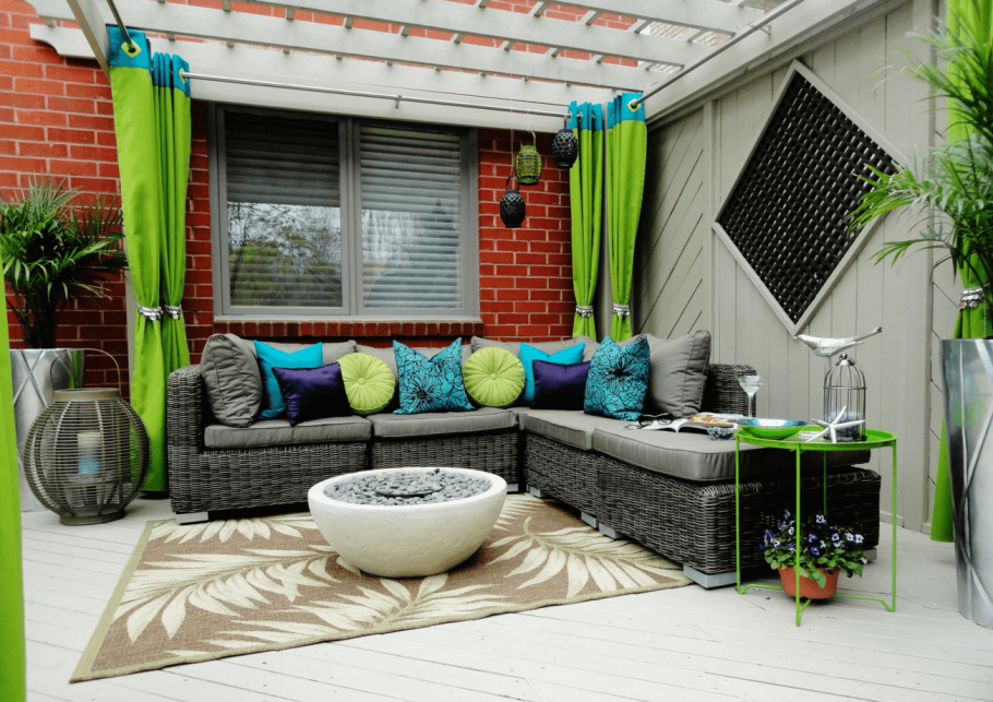 Веранды с яркими шторами