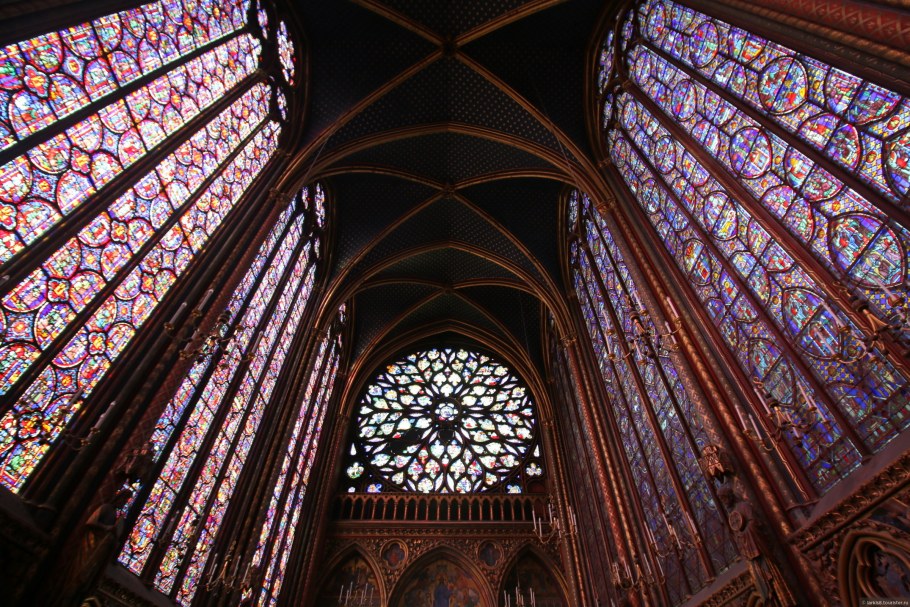 Арка в готическом стиле в интерьере