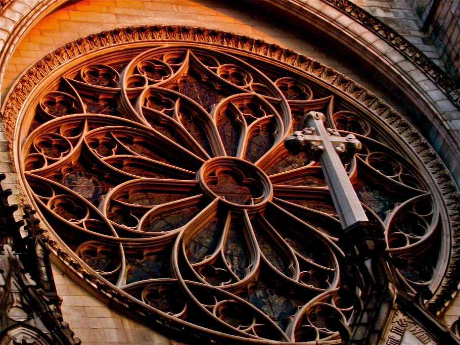 Витраж в готическом интерьере