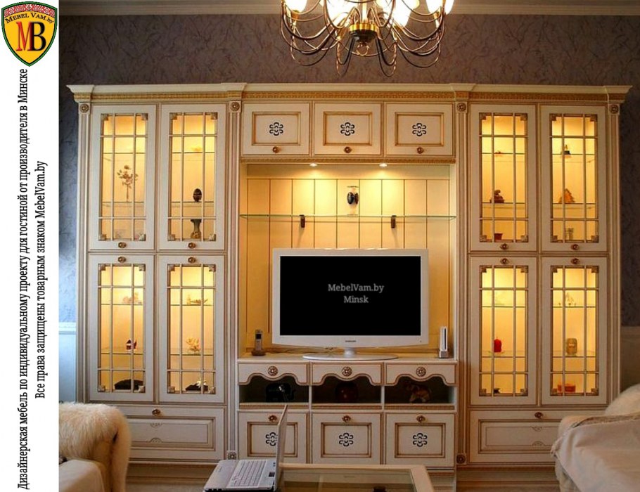 Встроенные полки в нишу в гостиной