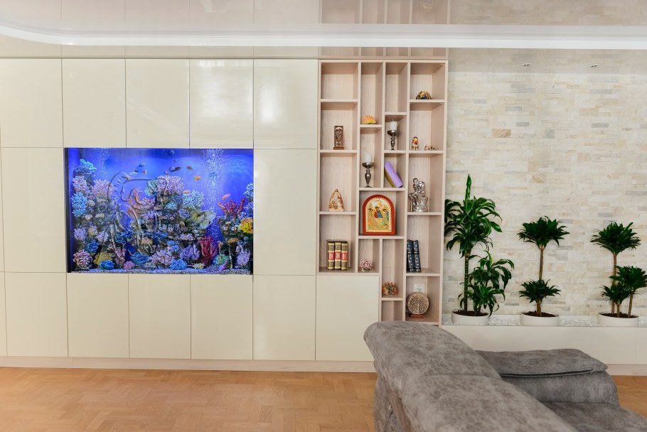 Аквариум под телевизором в стене