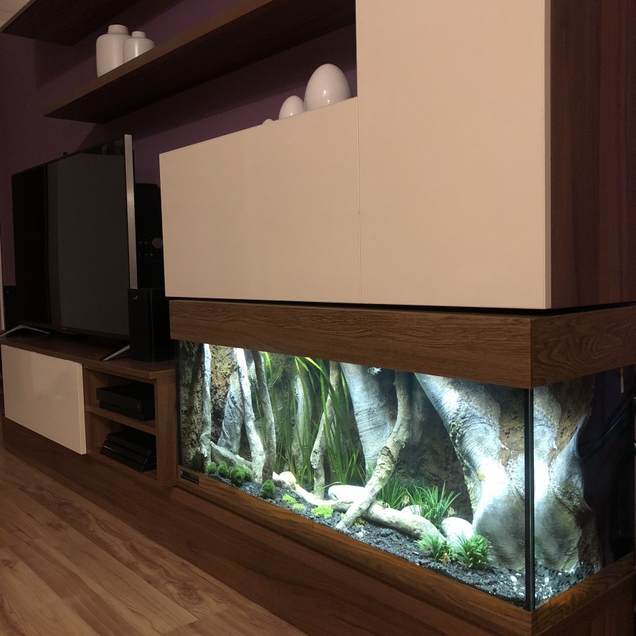 Стенка с аквариумом и телевизором