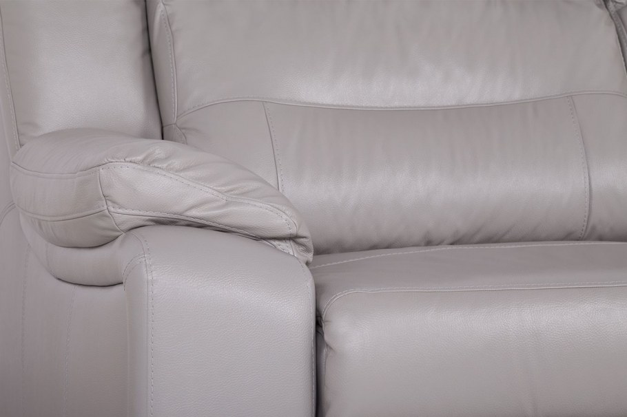 Белый диван из экокожи в интерьере