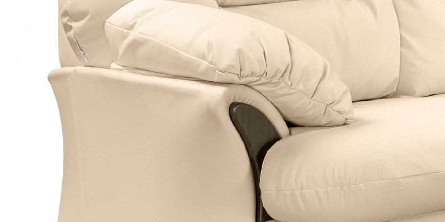 Бежевый кожаный диван в интерьере