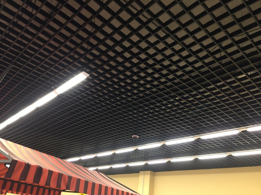 Кубообразный реечный потолок