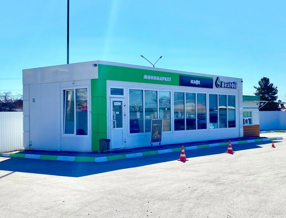 Павильон торговый возле дороги
