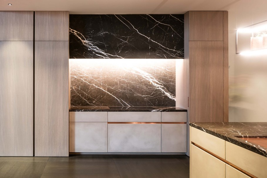 Кухня с фасадами под мрамор