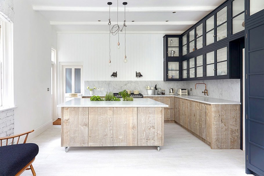 Кухня лофт белая с деревом