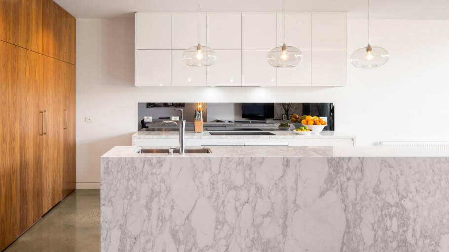 Кухня белый мрамор и дерево