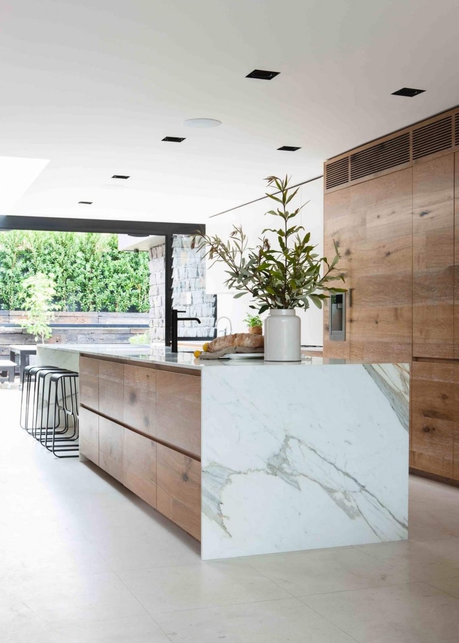 Кухня с деревянной столешницей и фартуком под мрамор