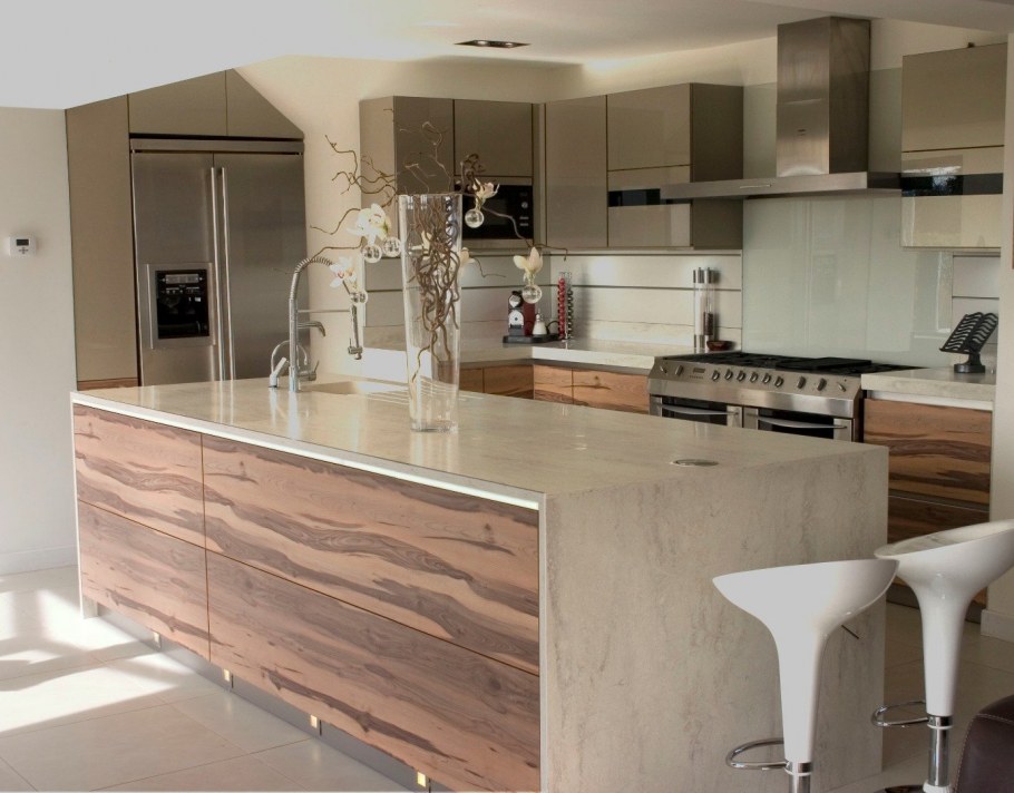 Кухня с фасадами под мрамор