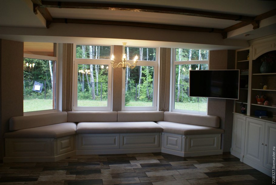 Гостиная с эркером