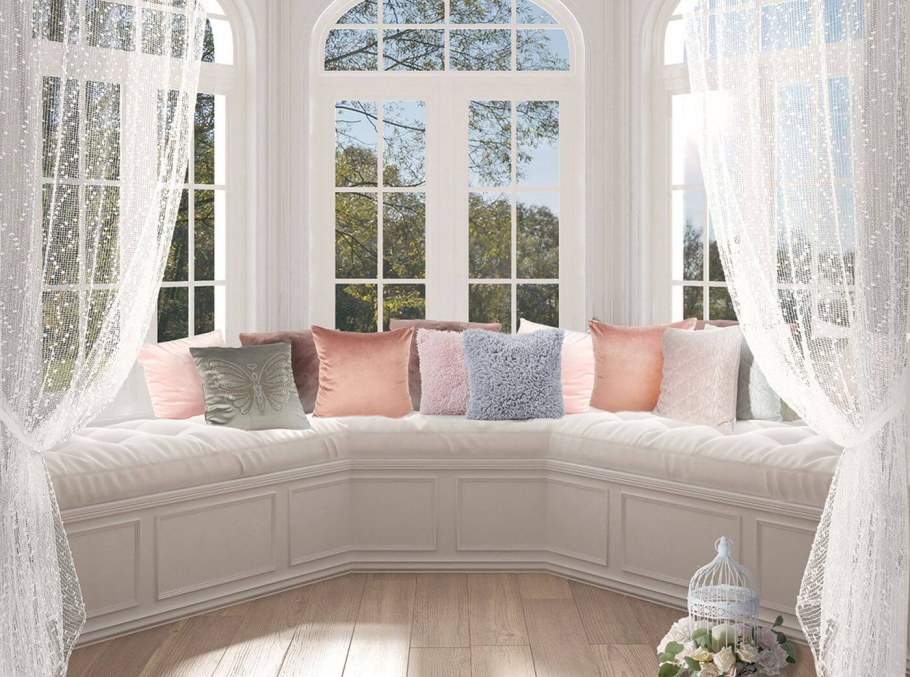 Шторы в эркере для гостиной