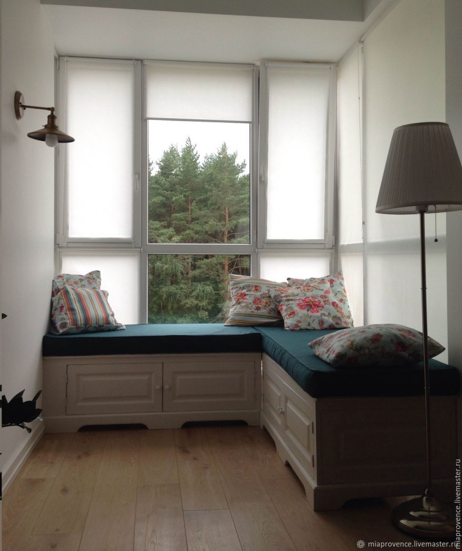 Диванчик на подоконнике