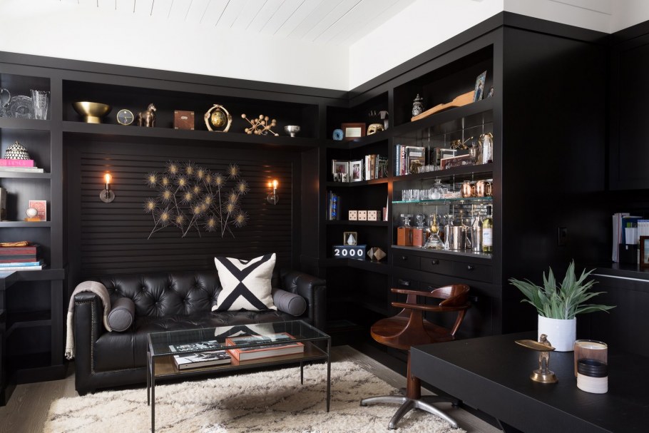 Кабинет с черными стенами