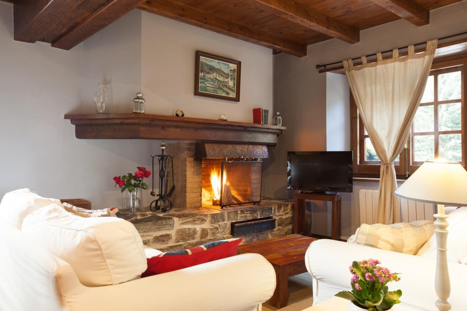 Гостиная на даче с камином