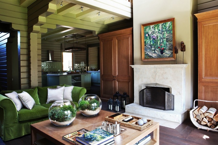 Гостиная на даче с камином