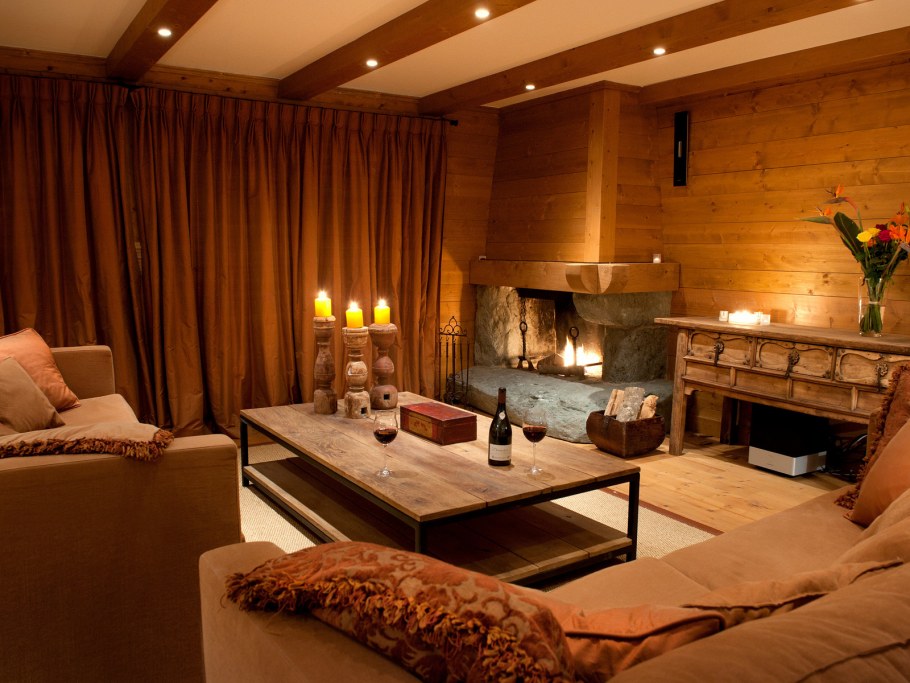 Маленькая комната с камином на даче